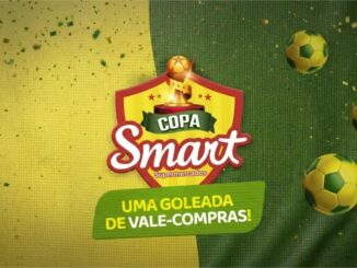 Logotipo da campanha Copa Smart Supermercados centralizado sobre fundo verde e amarelo com bolas de futebol e o texto Uma goleada de vale-compras.