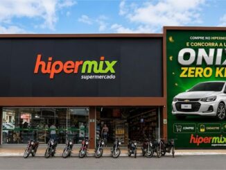 Fachada do Hipermix Supermercado em Irecê (BA) com banner promocional anunciando concurso de um Chevrolet Onix zero km