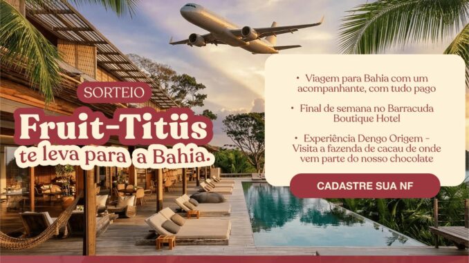 Arte promocional do sorteio Fruit-Titüs com avião sobrevoando piscina de hotel boutique cercada de coqueiros na Bahia, anunciando viagem, hospedagem e experiência em fazenda de cacau, com botão de cadastro de nota fiscal.