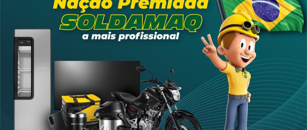 Banner da promoção Nação Premiada Soldamaq 2026, com fundo verde escuro e elementos gráficos em referência à bandeira do Brasil, exibindo os prêmios disponíveis: geladeira expositora, televisor, mochila térmica, motocicleta Honda Start, garrafa térmica, squeeze, chaveiro, isqueiro e smartphone, além de um mascote no estilo trabalhador da construção segurando uma bandeira do Brasil e fazendo o sinal de paz e amor.