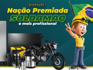 Banner da promoção Nação Premiada Soldamaq 2026, com fundo verde escuro e elementos gráficos em referência à bandeira do Brasil, exibindo os prêmios disponíveis: geladeira expositora, televisor, mochila térmica, motocicleta Honda Start, garrafa térmica, squeeze, chaveiro, isqueiro e smartphone, além de um mascote no estilo trabalhador da construção segurando uma bandeira do Brasil e fazendo o sinal de paz e amor.