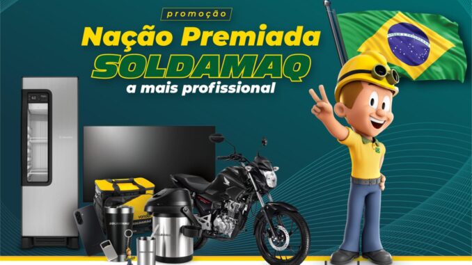 Banner da promoção Nação Premiada Soldamaq 2026, com fundo verde escuro e elementos gráficos em referência à bandeira do Brasil, exibindo os prêmios disponíveis: geladeira expositora, televisor, mochila térmica, motocicleta Honda Start, garrafa térmica, squeeze, chaveiro, isqueiro e smartphone, além de um mascote no estilo trabalhador da construção segurando uma bandeira do Brasil e fazendo o sinal de paz e amor.