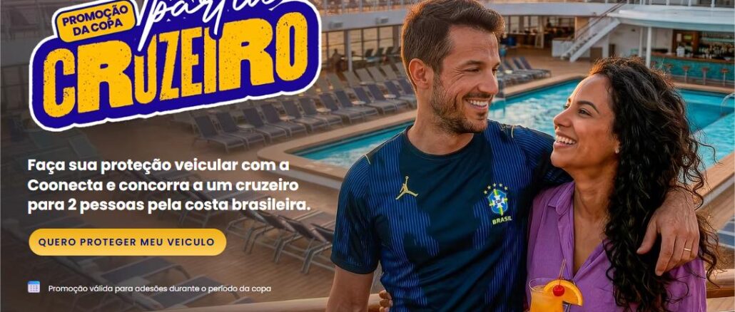 Casal sorridente no convés de um navio de cruzeiro ao pôr do sol, com a logomarca da Promoção da Copa Partiu Cruzeiro da Coonecta ao fundo.