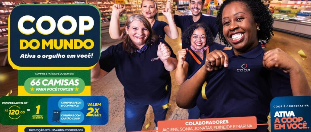 PROMOÇÃO COOP DO MUNDO Ativa esse orgulho em você em São Paulo Funcionários da Coop celebram a promoção Coop do Mundo em ambiente de supermercado, com braços erguidos e expressões de alegria, ao lado de arte com informações sobre sorteio de 66 camisas.