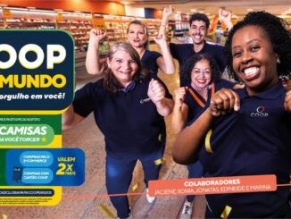 Funcionários da Coop celebram a promoção Coop do Mundo em ambiente de supermercado, com braços erguidos e expressões de alegria, ao lado de arte com informações sobre sorteio de 66 camisas.