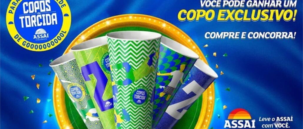 Peça publicitária da promoção Copos da Torcida do Assaí Atacadista, exibindo cinco copos colecionáveis temáticos nas cores verde, azul e amarelo, sobre uma bandeja dourada iluminada, com fundo azul vibrante e confetes coloridos.