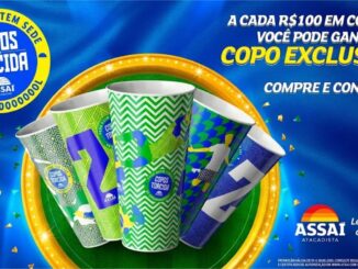 Peça publicitária da promoção Copos da Torcida do Assaí Atacadista, exibindo cinco copos colecionáveis temáticos nas cores verde, azul e amarelo, sobre uma bandeja dourada iluminada, com fundo azul vibrante e confetes coloridos.