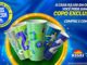 Peça publicitária da promoção Copos da Torcida do Assaí Atacadista, exibindo cinco copos colecionáveis temáticos nas cores verde, azul e amarelo, sobre uma bandeja dourada iluminada, com fundo azul vibrante e confetes coloridos.