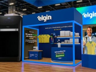 Estande da Elgin em evento promocional com tema Copa do Mundo, exibindo eletrodomésticos, camisas da seleção brasileira e a imagem de Cafu segurando uma taça.