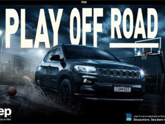 Jeep Compass preto em quadra de basquete ao ar livre à noite, com a frase "Play Off Road" em destaque, uma bola de basquete ao chão e uma tabela de basquete ao fundo, na campanha Jeep patrocinador oficial da NBA.