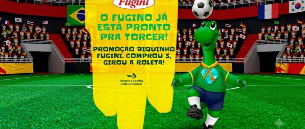 PROMOÇÃO MAIS BIQUINHO MAIS CHANCES FUGINI COM O FUGINO Mascote Fugino em um estádio de futebol equilibrando uma bola no focinho ao lado de um anúncio da Promoção Biquinho Fugini.
