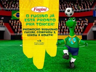 Mascote Fugino em um estádio de futebol equilibrando uma bola no focinho ao lado de um anúncio da Promoção Biquinho Fugini.