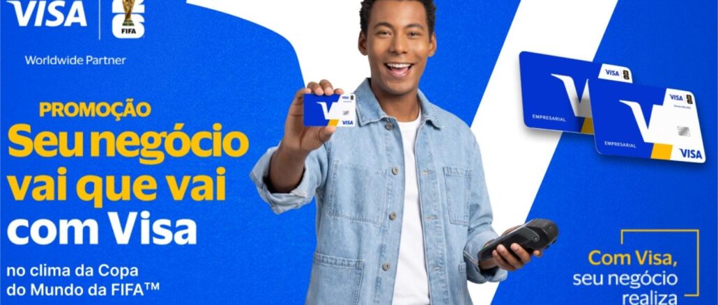 PROMOÇÃO SEU NEGÓCIO VAI QUE VAI COM VISA Homem negro sorridente segurando um cartão de crédito Visa e uma máquina de cartões sobre um fundo azul com elementos da marca e da Copa do Mundo da FIFA.