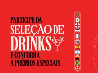 Arte promocional vermelha da Coca-Cola para a campanha Torcer Juntos no Paraná, com o título Participe da Seleção de Drinks e Concorra a Prêmios Especiais, ícone de coquetel e faixa lateral com bandeiras de seleções de futebol e uma bola