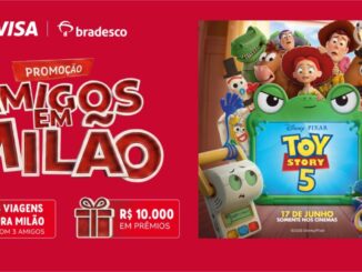 Banner promocional da Visa e Bradesco com fundo vermelho apresentando a promoção Amigos em Milão junto a personagens do filme Toy Story 5 e informações sobre prêmios.