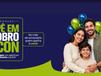Peça publicitária da Econ apresentando uma família sorridente ao lado de balões azuis e verdes sobre fundo azul escuro com informações sobre a promoção de aniversário Apê em Dobro.
