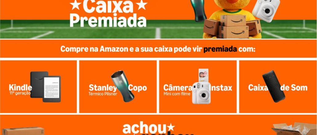 Promoção Caixa Premiada Amazon 2026 Banner promocional da Amazon com fundo laranja anunciando a promoção Caixa Premiada. A imagem destaca um mascote em formato de ave segurando caixas, além dos prêmios Kindle 11ª geração, copo térmico Stanley, câmera Instax Mini com filme e caixa de som portátil.