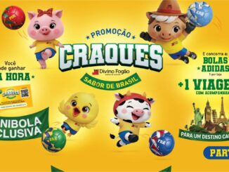 Banner da Promoção Craques Sabor de Brasil do Divino Fogão, com mascotes animados jogando futebol em fundo amarelo, destacando prêmios como minibola exclusiva, bolas Adidas e viagem internacional.