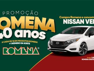 Banner da Promoção Massas Romena 40 Anos com Nissan Versa branco e sacola comemorativa sobre fundo verde e vermelho.