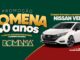 Banner da Promoção Massas Romena 40 Anos com Nissan Versa branco e sacola comemorativa sobre fundo verde e vermelho.