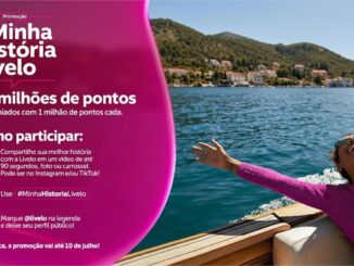Peça publicitária da promoção Minha História Livelo, com prêmio de 10 milhões de pontos distribuídos entre 10 ganhadores, ao lado de foto de mulher em barco celebrando em cenário de mar e montanhas.