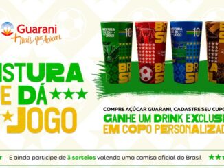Peça publicitária da promoção Mistura que Dá Jogo, da Açúcar Guarani, exibindo quatro copos personalizados com estampa temática do Brasil em verde, vermelho, azul e dourado, acompanhada de chamada para cadastro de cupom fiscal e participação em sorteios de camisas oficiais da seleção brasileira.