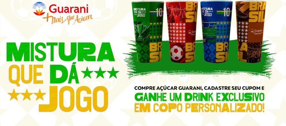 Peça publicitária da promoção Mistura que Dá Jogo, da Açúcar Guarani, exibindo quatro copos personalizados com estampa temática do Brasil em verde, vermelho, azul e dourado, acompanhada de chamada para cadastro de cupom fiscal e participação em sorteios de camisas oficiais da seleção brasileira.