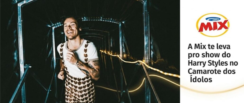 Promoção Mix show Harry Styles Camarote Ídolos Peça promocional da Mix com cantor sorrindo em traje de macaquinho com estampa de corações, ao lado do logotipo Mix e texto sobre show no Camarote dos Ídolos