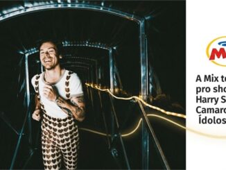 Peça promocional da Mix com cantor sorrindo em traje de macaquinho com estampa de corações, ao lado do logotipo Mix e texto sobre show no Camarote dos Ídolos
