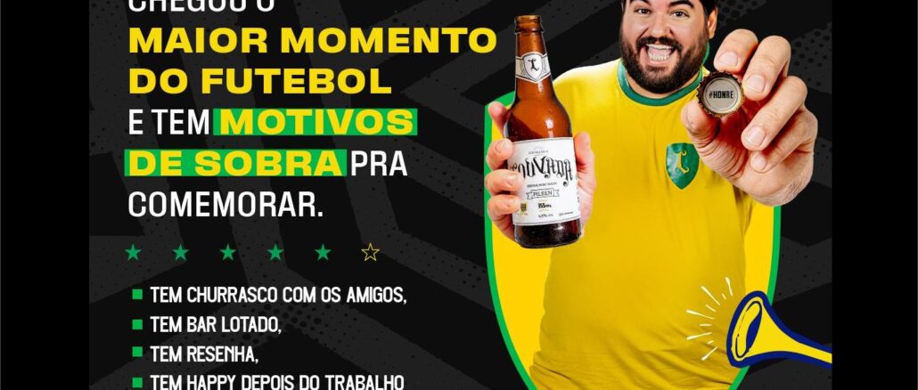 Homem sorridente com camisa amarela da seleção brasileira segurando uma garrafa de Cerveja Louvada Pilsen 355ml e uma tampa de garrafa com a hashtag #HONRE, ao lado do texto "Chegou o maior momento do futebol e tem motivos de sobra pra comemorar".