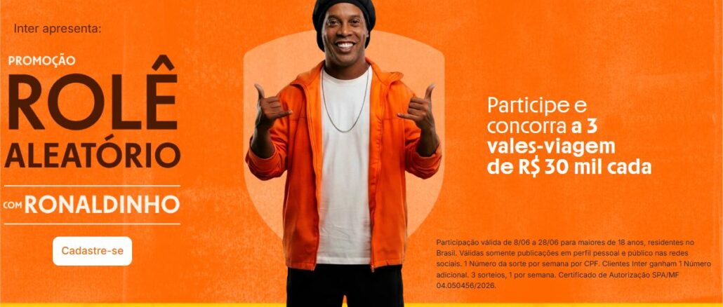Peça publicitária em fundo laranja promovendo a campanha “Rolê Aleatório”, com um homem sorridente (ex-jogador de futebol, Ronaldinho Gaúcho) ao centro vestindo jaqueta laranja, camiseta branca, bermuda preta e gorro escuro, fazendo gestos com as mãos. À esquerda aparece o nome da promoção e um botão de cadastro. À direita há o texto informando o sorteio de três vales-viagem de R$30 mil cada.