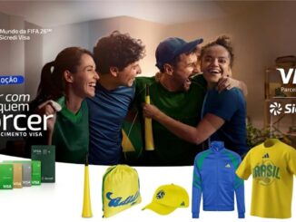 Quatro torcedores sorridentes comemoram abraçados, vestindo camisas em tons de verde e azul. A imagem exibe cartões de crédito Sicredi Visa e brindes temáticos da Copa do Mundo, como bola, camisa amarela, boné e agasalho.