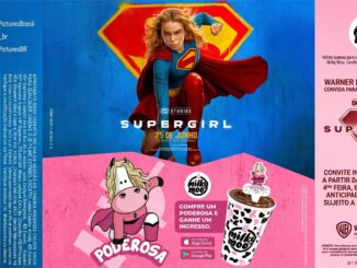 Pôster promocional do filme Supergirl com a personagem voando no centro, acompanhado da mascote da Milky Moo e detalhes de uma promoção de ingressos de cinema.