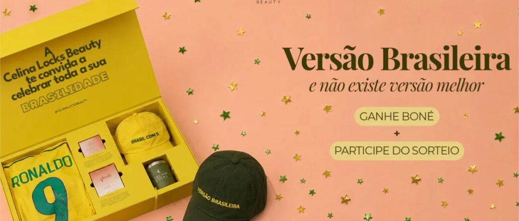 Promoção Versão Brasileira celinalocksbeauty Banner promocional da Celina Locks Beauty com kit temático da Copa do Mundo contendo camisa da seleção brasileira número 9 de Ronaldo, boné amarelo com a frase "Brasil com S", vela aromática, embalagem de produto de beleza e caixa amarela, ao lado de um boné verde escuro com a frase "Versão Brasileira" bordada em dourado, sobre fundo salmão com estrelas douradas e verdes.