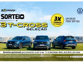 Banner promocional do sorteio Zé Compensa em parceria com Volkswagen, mostrando três unidades do SUV T-Cross Seleção na cor azul estacionadas lado a lado em um campo de futebol, com arquibancadas ao fundo, logotipo da Volkswagen no canto superior direito e selo amarelo destacando 3X mais chances de ganhar.