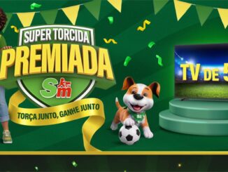 Banner promocional da campanha Super Torcida Premiada da Rede Supermarket, com personagem feminina animada, mascote cachorro com bola de futebol e TV de 55 polegadas em destaque sobre fundo verde.