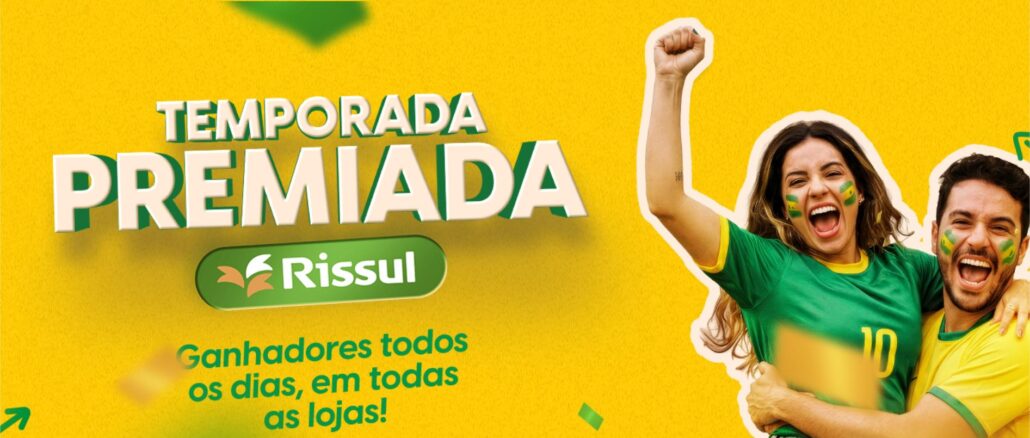 TEMPORADA PREMIADA RISSUL SUPERMERCADOS NO RIO GRANDE DO SUL Banner da promoção Temporada Premiada Rissul Supermercados, com dois torcedores com o rosto pintado nas cores do Brasil celebrando animados ao lado do título da promoção e do slogan "Ganhadores todos os dias, em todas as lojas!".