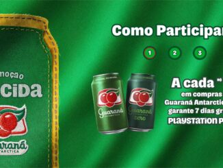 Campanha publicitária da promoção Torcida Guaraná Antarctica em parceria com PlayStation Plus. O fundo é verde com textura de malha. À esquerda há um bordado com o nome da promoção e a marca de refrigerante. No centro estão duas latas da bebida. À direita consta o texto informativo sobre o benefício de 7 dias grátis do serviço de games a cada R$20 em compras.