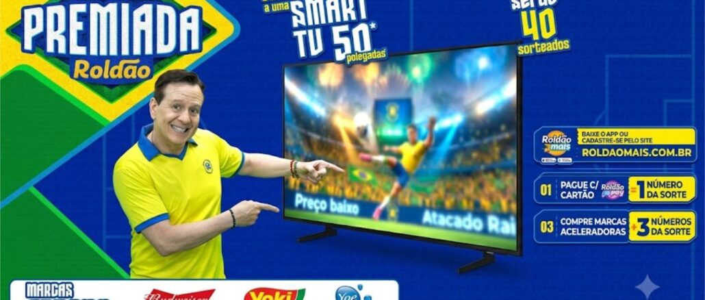 Peça publicitária da promoção Torcida Premiada Roldão com um apresentador apontando para uma Smart TV de 50 polegadas. O fundo exibe cores verde e azul com texturas de redes de gol de futebol.