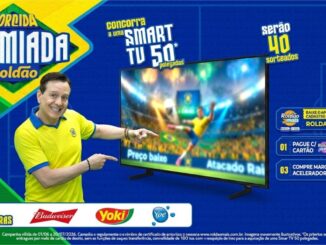 Peça publicitária da promoção Torcida Premiada Roldão com um apresentador apontando para uma Smart TV de 50 polegadas. O fundo exibe cores verde e azul com texturas de redes de gol de futebol.