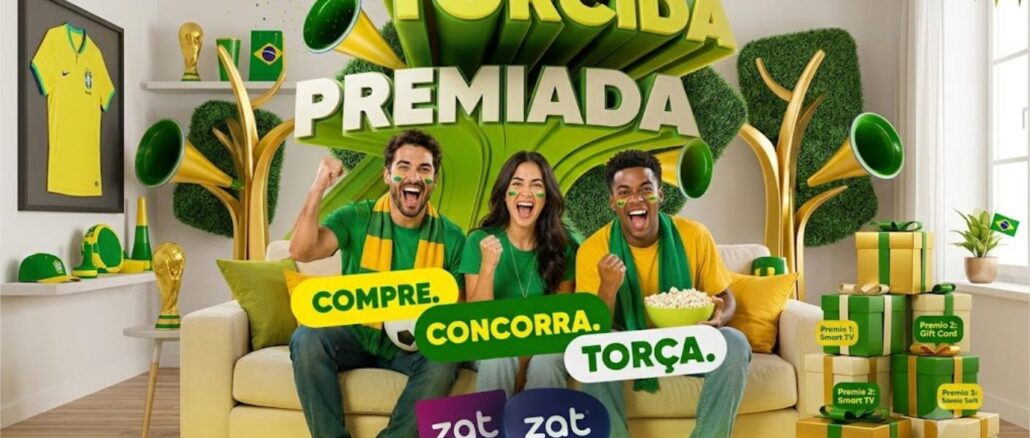 Três torcedores com as cores do Brasil comemoram em sofá, cercados por presentes e troféus, na promoção Torcida Premiada do Zat Supermercados.