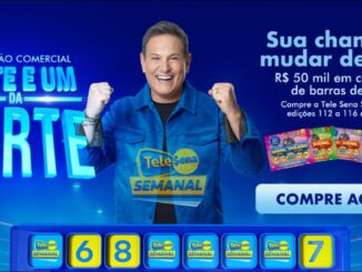 Promoção comercial Vinte e Um da Sorte Telesena Semanal com apresentador sorridente de braços erguidos vestindo jaqueta jeans azul, exibindo cartelas premiadas de raspadinha e sete bolas numeradas de loteria em fundo azul