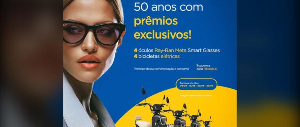 Divulgação da promoção de 50 anos das Óticas Guarapari Carol, com modelo usando óculos escuros Ray-Ban, fundo azul e amarelo e bicicletas elétricas em destaque.