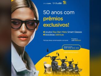 Divulgação da promoção de 50 anos das Óticas Guarapari Carol, com modelo usando óculos escuros Ray-Ban, fundo azul e amarelo e bicicletas elétricas em destaque.