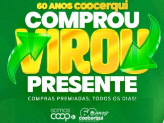 Banner comemorativo dos 60 anos da Coocerqui com a campanha Comprou Virou Presente, fundo verde com efeito de arrastão de compras, título dourado com efeito 3D e setas verdes indicando transformação, logos Somos Coop e 60 anos Coocerqui na base.