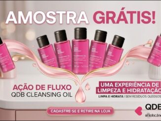 Banner promocional Amostra Grátis QDB Cleansing Oil de O Boticário, com sete frascos rosa do óleo de limpeza facial dispostos em arco sobre um fluxo de líquido rosa e dourado, em cima de um balcão de banheiro com espelho e luzes ao fundo.