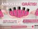 Banner promocional Amostra Grátis QDB Cleansing Oil de O Boticário, com sete frascos rosa do óleo de limpeza facial dispostos em arco sobre um fluxo de líquido rosa e dourado, em cima de um balcão de banheiro com espelho e luzes ao fundo.