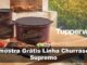 Conjunto de potes Tupperware da linha Churrasco em tom vinho, com tampa preta, exibidos sobre bancada de madeira ao lado de churrasqueira, carne grelhada, tomates cereja, limão e molhos, com logotipo da Tupperware Brand e o texto Amostra Grátis Linha Churrasco Supremo.