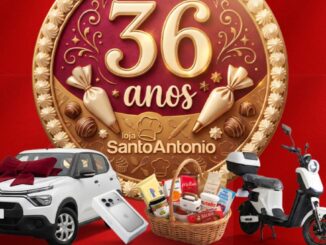Arte de aniversário de 36 anos da loja Santo Antônio no Tatuapé, em São Paulo, com prêmios em destaque: um carro branco com laço, um smartphone, uma cesta de produtos e uma scooter elétrica branca sobre fundo vermelho.