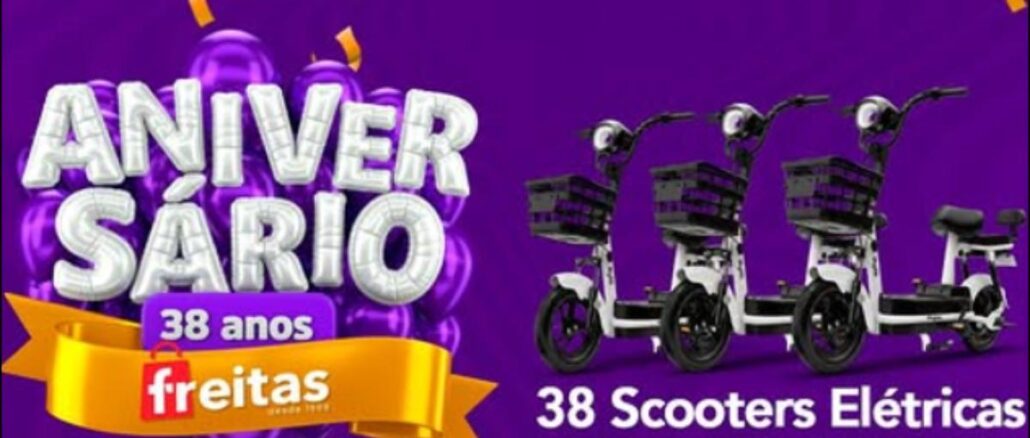 Aniversário 38 Anos Freitas Banner roxo de aniversário de 38 anos das Lojas Freitas com balões roxos, faixa dourada e três scooters elétricas brancas com cesto frontal